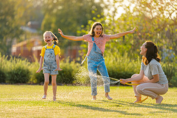 Obraz premium Happy family playing in backyard