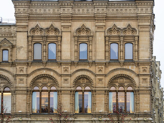 Obraz premium Fragment of the facade of a building with windows of the 19th century in the classicism style.