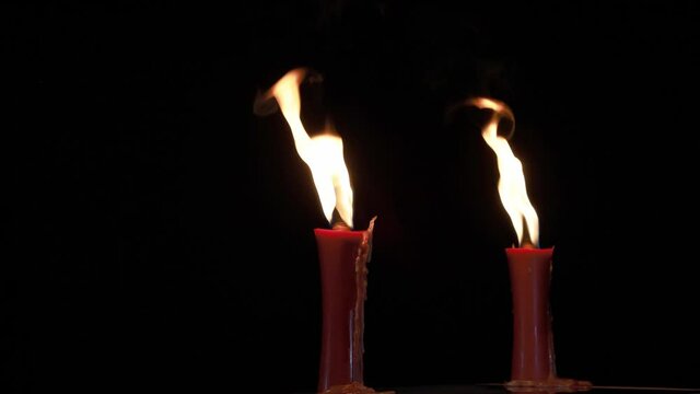 大きな炎の赤い日本の和ロウソク