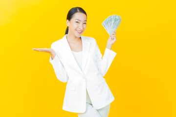 Naklejka premium Portrait beautiful young asian woman smile with a lot of cash and money