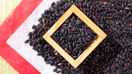 玄米の黒米、別名：紫黒米、紫米　（皮にアントシアニン系色素が含まれる）、有機栽培、日本産