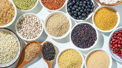 雑穀生活で健康なイメージ（小豆、ハトムギ、もちきび、ひえ、キヌア、アマンサラス、押麦、赤米、玄米、黒ゴマ、黒豆、緑米など）