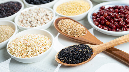雑穀で健康な生活：黒ゴマ、白ゴマ、アズキ、キヌア、ハトムギ、黒豆、もちきびなど