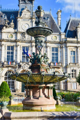 Hermosa fuente ornamentada y ayuntamiento de Limoges, Francia