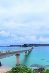 角島大橋 山口県下関市の角島のエメラルドグリーンの海と空 縦