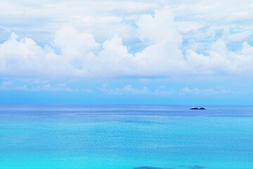 角島のエメラルドグリーンの美しく穏やかな海