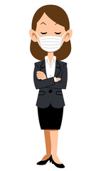 腕組みして考えるマスクを付けてスーツを着た女性

