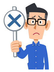 バツ印が描かれた札を見せるメガネをかけて青いシャツを着た男性
