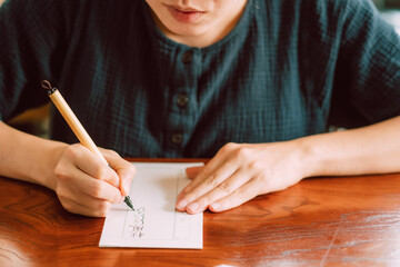 習字の練習をする日本人女性　硬筆　筆ペン