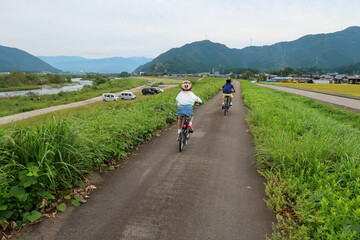 福井県のサイクリングロードを走るキッズ