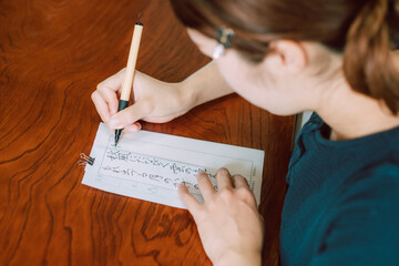 習字の練習をする日本人女性　硬筆　筆ペン