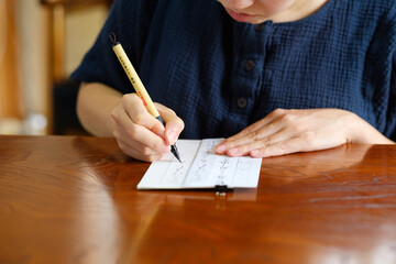 習字の練習をする日本人女性　硬筆　筆ペン