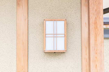 家の外壁に取り付けられた照明