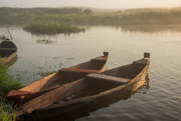 drewniane łódki nad Narwią. Podlasie, Polska