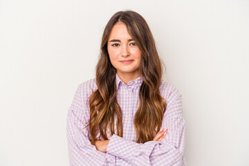 Obraz premium Young caucasian woman isolated on white background suspicious, uncertain, examining you.