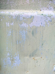 текстура старой металлической стены гаража, подверженной погодным условиям, с потрескавшейся белой  краской