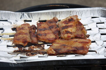 Grillfleisch auf Aluschale