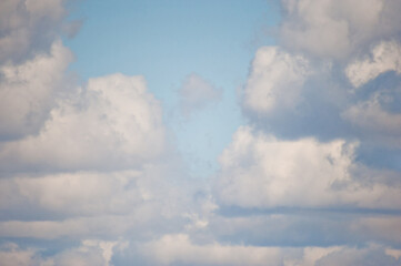 Obraz premium Beautiful gentle blue sky with white fluffy clouds.