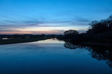 Der Fluss Aller nahe der Stadt Verden zur Blauen Stunde, Niedersachsen, Deutschland
