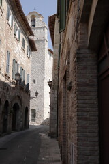 Fototapeta na wymiar Vicolo con vista del torrione di Palazzo Vecchio San Gemini, Umbria