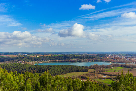 LAGO DE BANYOLAS VISTO DESDE ARRIBA. VISTAS PANORAMICAS DEL PUEBLO Y DEL LAGO 