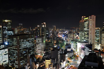 大阪の夜を見つめる