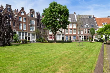 Raamstickers Historic houses in the Begijnhof, one of the oldest courtyards (hofjes) in Amsterdam. © Jan van der Wolf