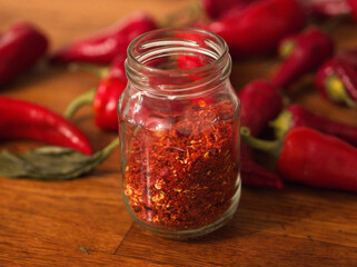 Płatki chilli w słoiku Chili flakes in a jar