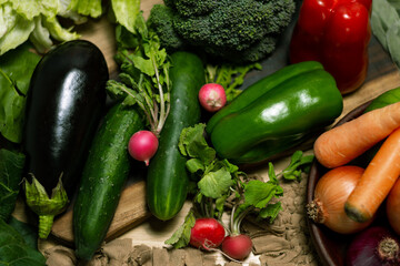 Verduras frescas en mesa de madera.