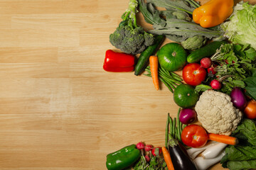 Verduras frescas en mesa de madera. Fondo para colocar texto.