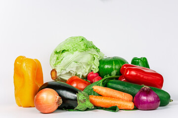 Verduras frescas, fondo blanco.