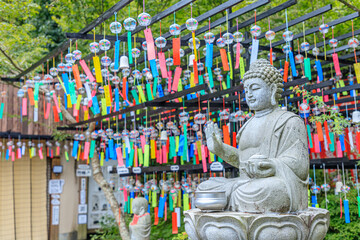 三井寺の風鈴祭り　石像と風鈴　福岡県田川市　Wind chime festival at Mitsui Temple. Stone statue and wind chime. Fukuoka-ken Tagawa city