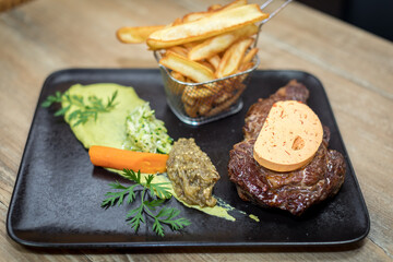 Beef entrecôte with green peper sauce (Entrecôte de boeuf avec sauce poivre vert)