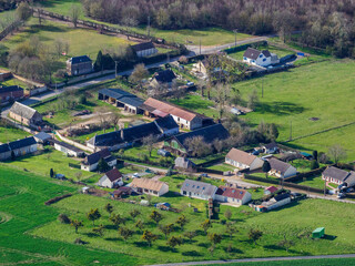 Fototapeta premium vue aérienne d'un village de campagne à Canappeville dans l'Eure en France