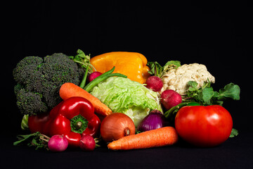 Verduras frescas, fondo negro.