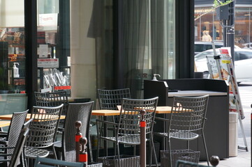 丸の内、仲町通りに行ってきました。オブジェ　お店の前には気軽に腰掛けるテーブルとチェアが、雑多に、