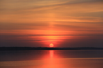 Fototapeta na wymiar red sunset on lake