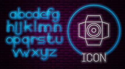 Obraz premium Glowing neon line Movie spotlight icon isolated on brick wall background. Light Effect. Scene, Studio, Show. Neon light alphabet. Vector
