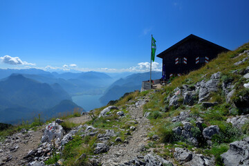 Das Traunsteinhaus mit Blick auf den Traunsee