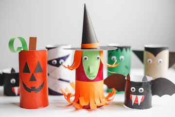 Obraz premium Halloween monsters from toilet paper rolls. Children's crafts for Halloween.