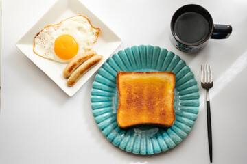 目玉焼き と ウインナー に トースト で モーニング