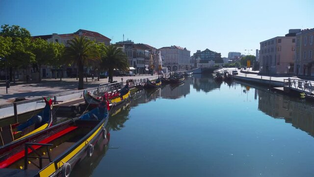 Aveiro, Canal Central com os barcos moliceiros tipicos, Rossio a zona dos  belos exemplares da arquitetura da arte nova