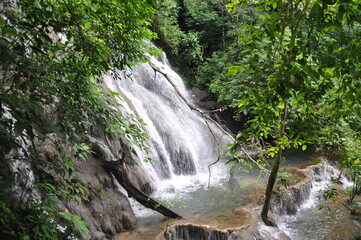 Obraz premium Water fall near the old Maya city of Palenque, Mexico