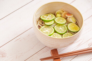 すだちそば 徳島 名産 の 酢橘 で さっぱり お蕎麦