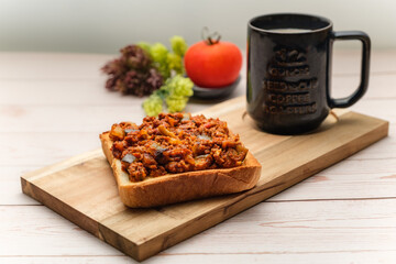 キーマカレー の オープンサンド で モーニング カフェオレ とともに