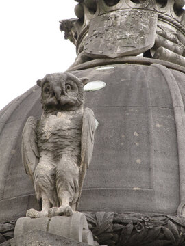 Sculpture of an owl in the dome of a niche in the Pere Lachaise cemetery. All Saints Day, November 1, Day of the Dead, Dia de muertos.