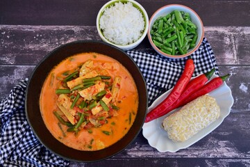 Indonesian tempeh and green bean cooked in spices and coconut milk. Served with rice