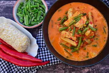 Indonesian tempeh and green bean cooked in spices and coconut milk. 
