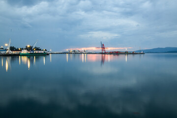 Obraz premium Atardecer en el puerto de contenedores