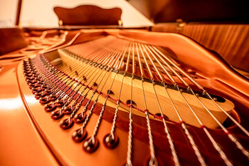 グランドピアノの内部の弦（ベーゼンドルファー）